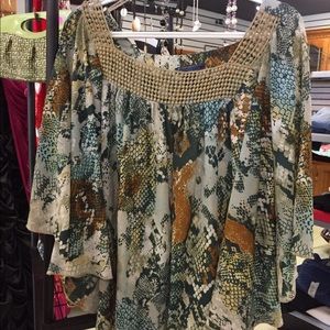 Cute blouse and is like new